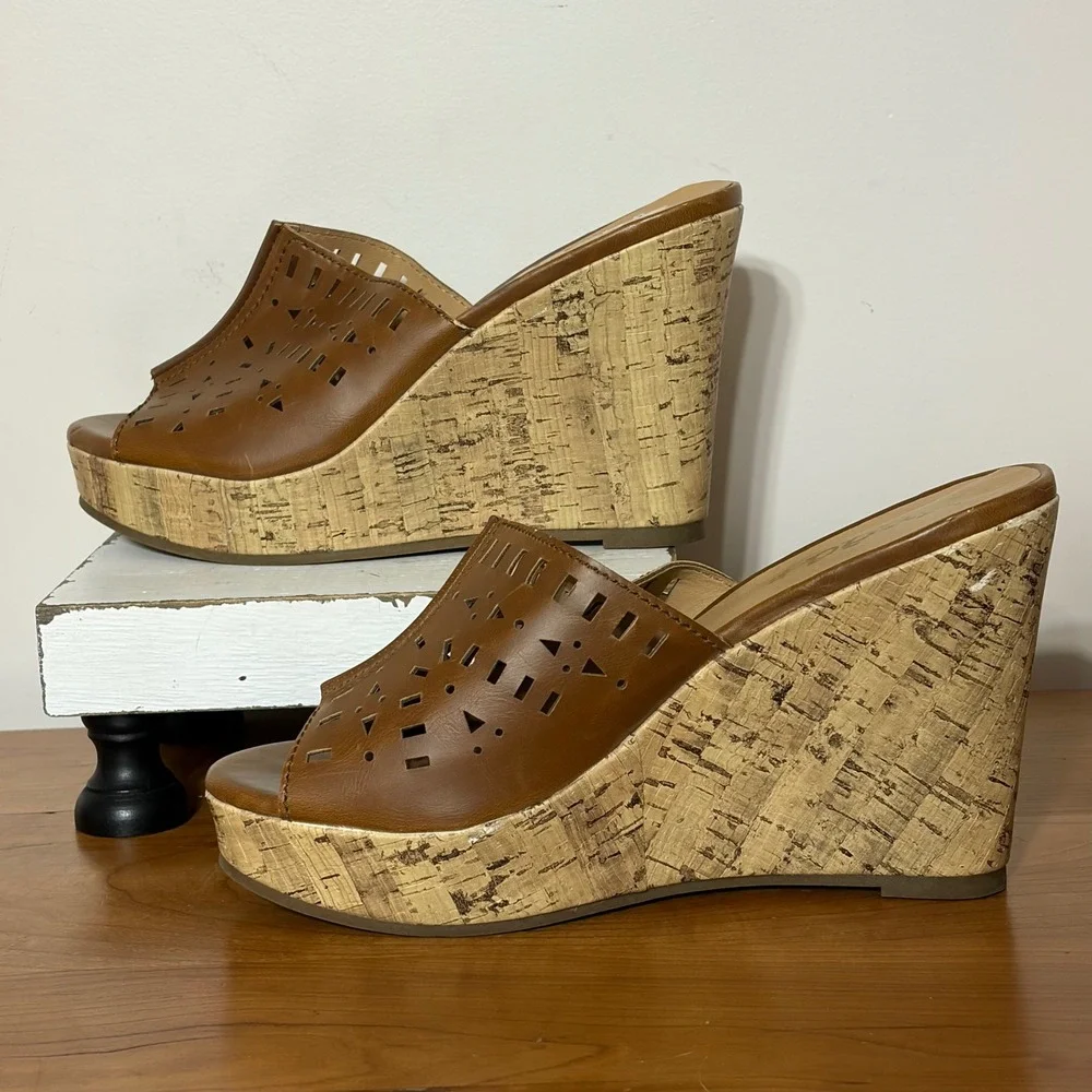 Mudd Womens Khloe Cognac Brown Laser Cut‎ Cork Wedge Platform Sandals Size 8.5